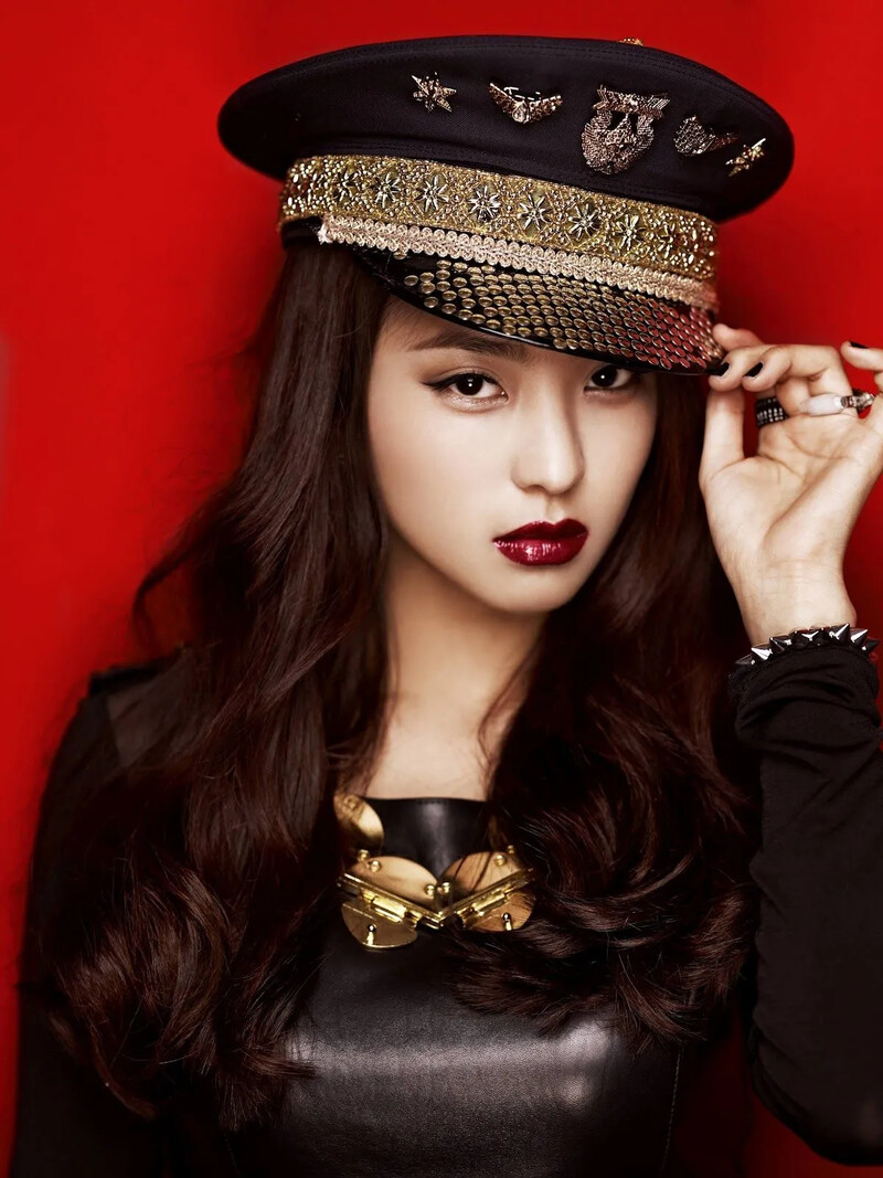 SISTAR_Bora_Alone_promo_photo_(1).jpg