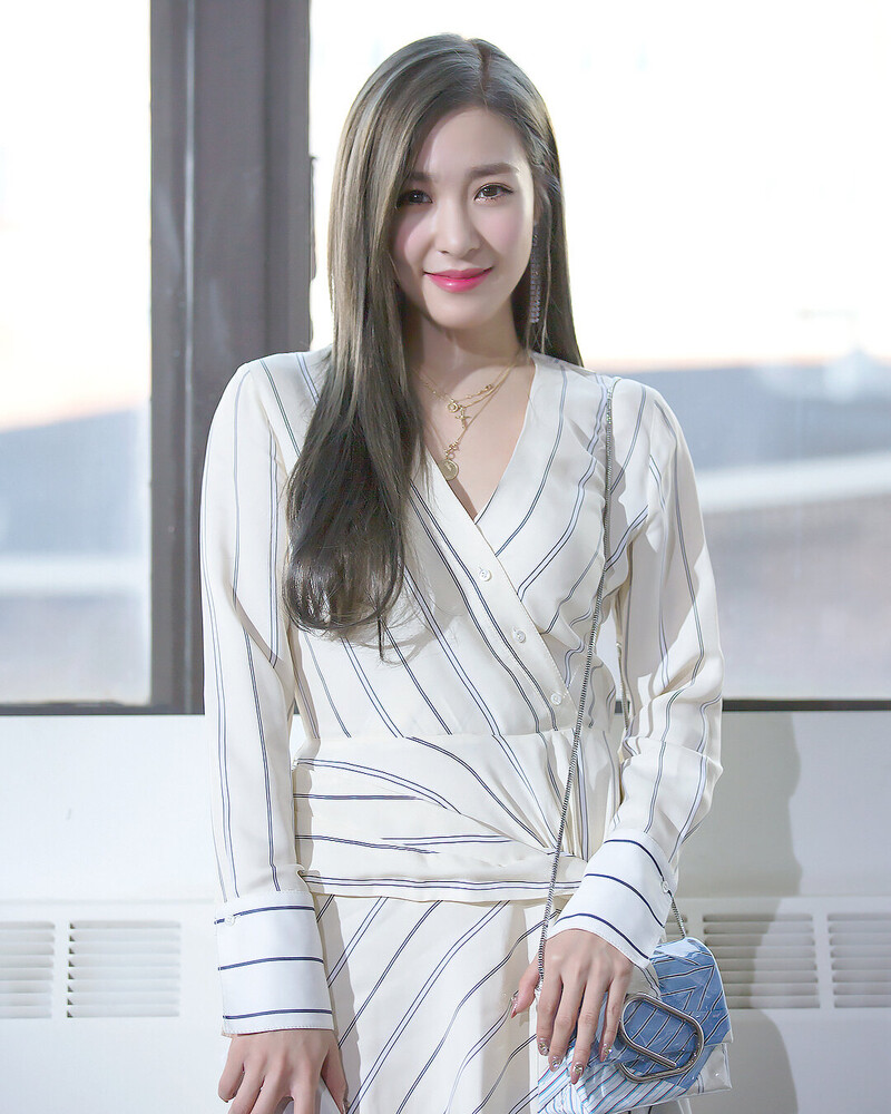 180212 New York Fashion Week - Tiffany Young documents 1