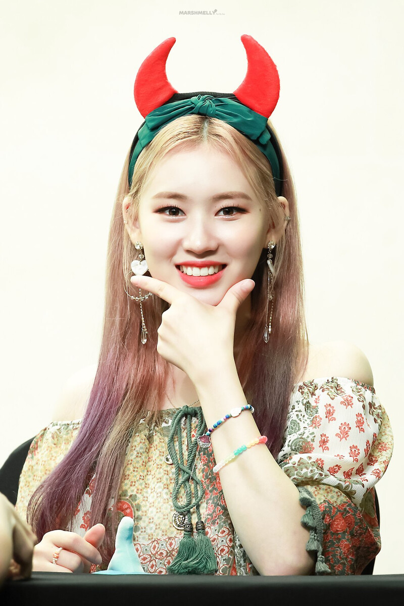 190825 Weki Meki Elly at 'WEEK END LOL' Mapo Fansign documents 1