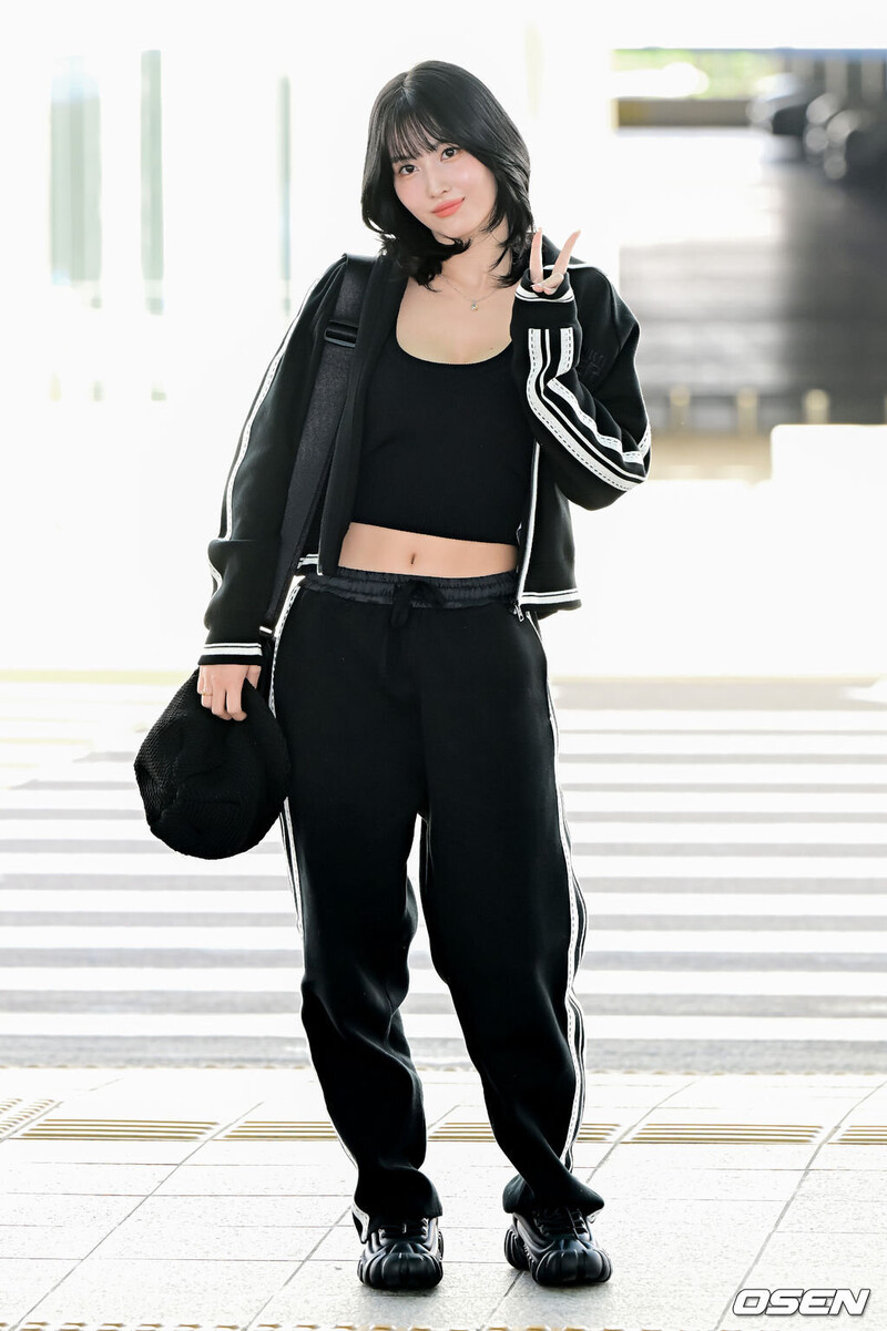 230918 TWICE Momo at Incheon International Airport documents 12