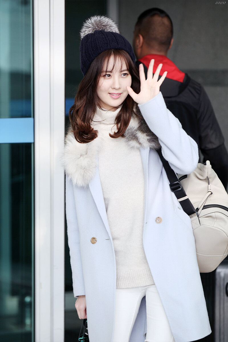 161108 Girls' Generation Seohyun at Incheon Airport documents 3