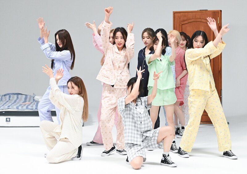 210707 LOONA - 'Silence of Idol' Behind Photos by Osen documents 27