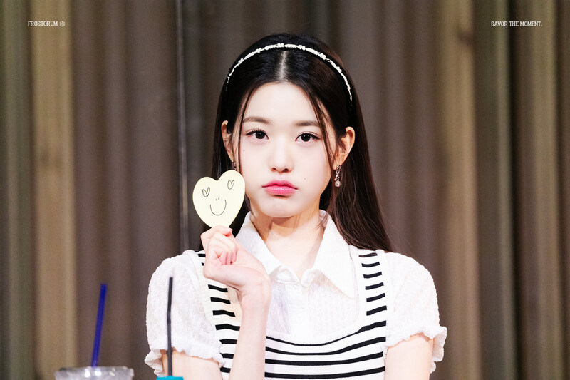 220416 Wonyoung at Fansign Event documents 14