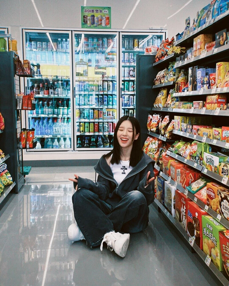 231006 ARTMS Heejin Instagram Update documents 3