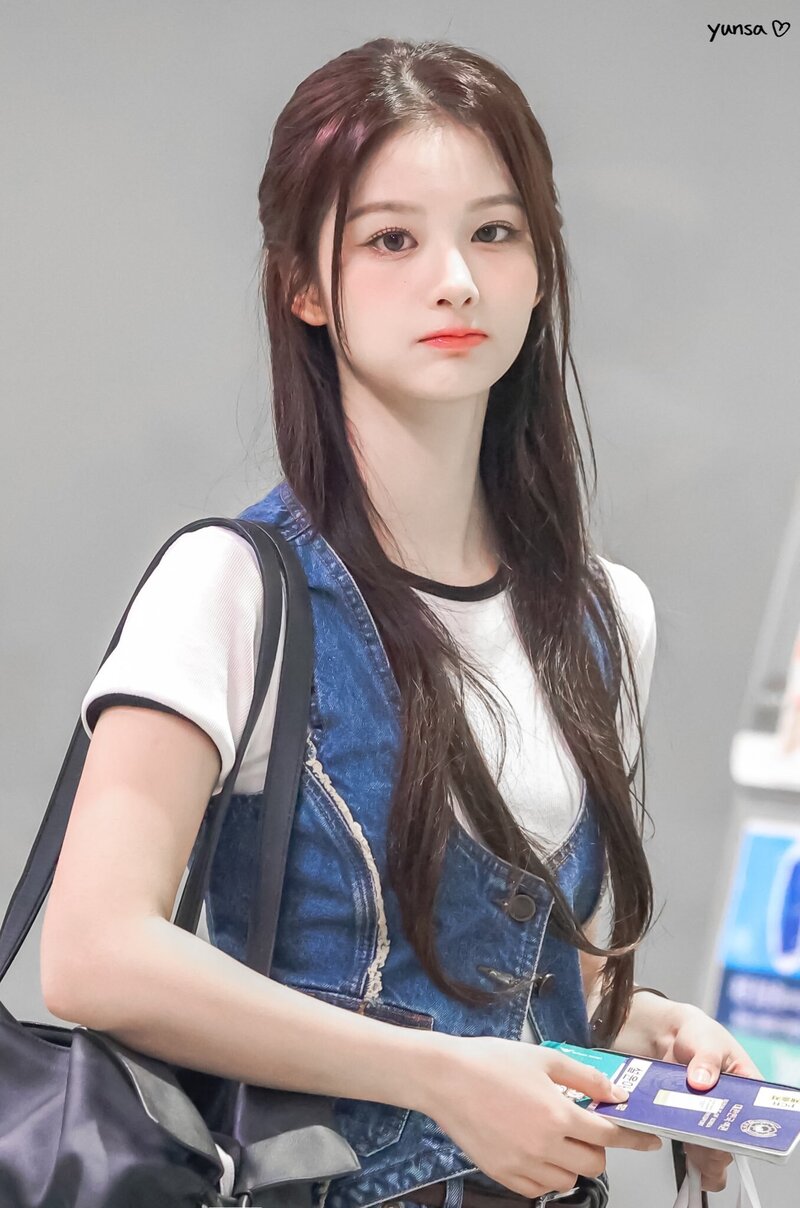 240517 NMIXX Sullyoon at Incheon International Airport documents 5