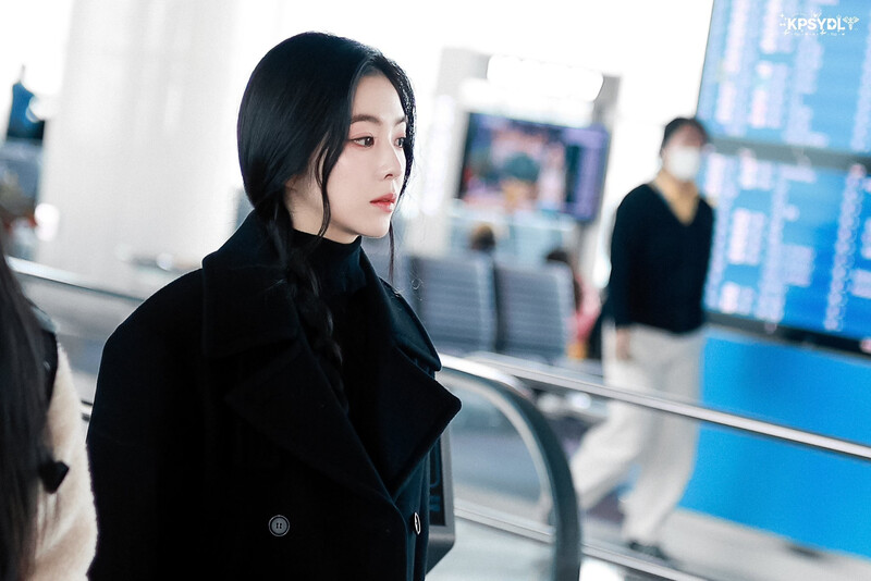 250106 Red Velvet Irene at Inceon Airport documents 10