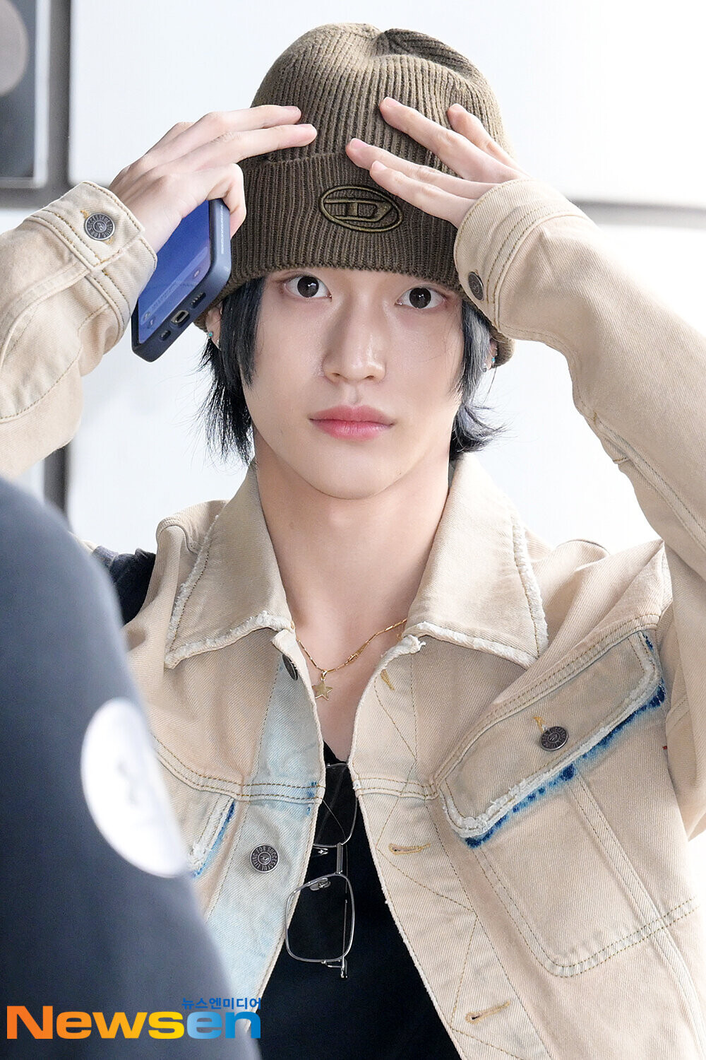 231013-RIIZE-Wonbin-at-Gimpo-International-Airport-documents-1.jpeg?v=9834a