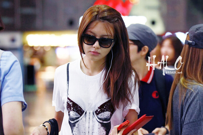 120812 Girls' Generation Sooyoung at Gimpo Airport documents 1