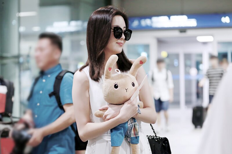 160630 Girls' Generation Seohyun at Incheon Airport documents 3