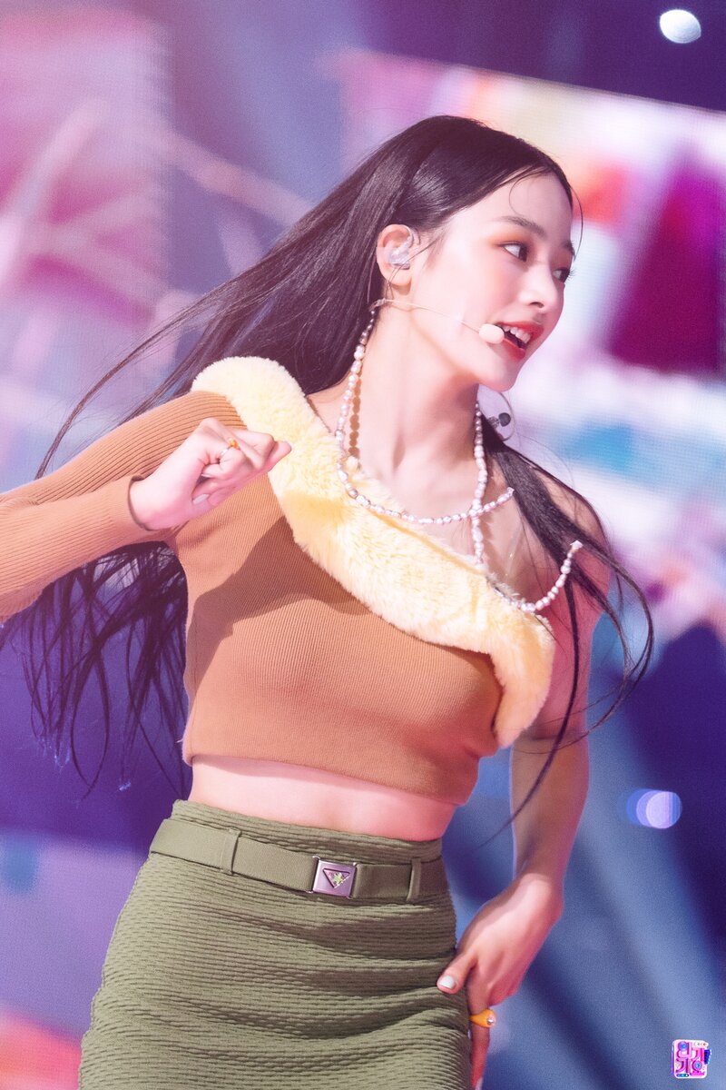 220821 NewJeans Minji - 'Attention' at Inkigayo documents 23