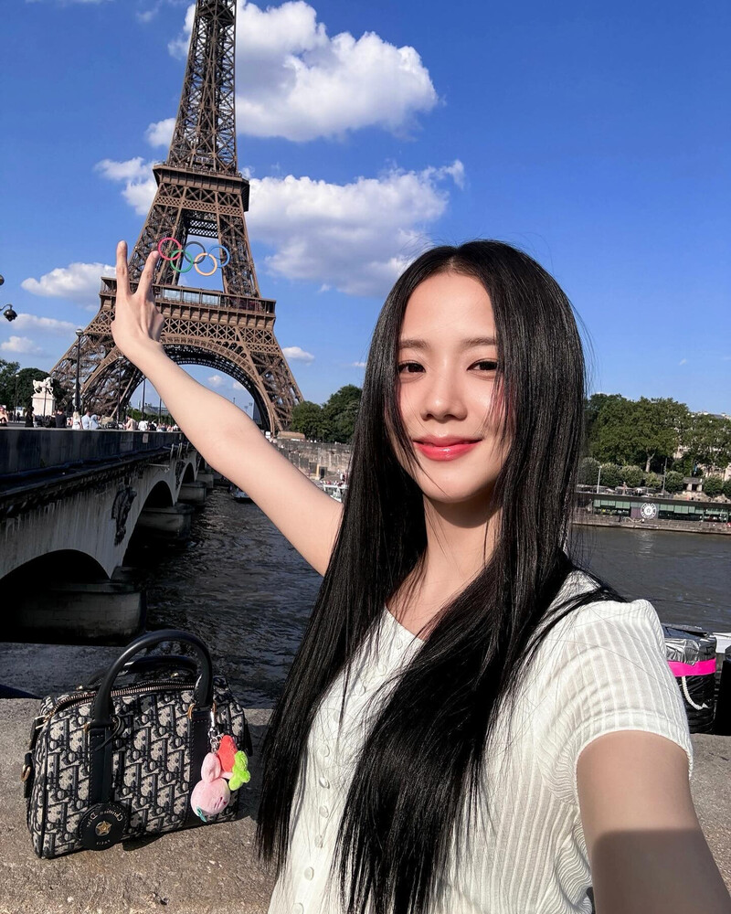 240626 - JISOO Instagram Update documents 1