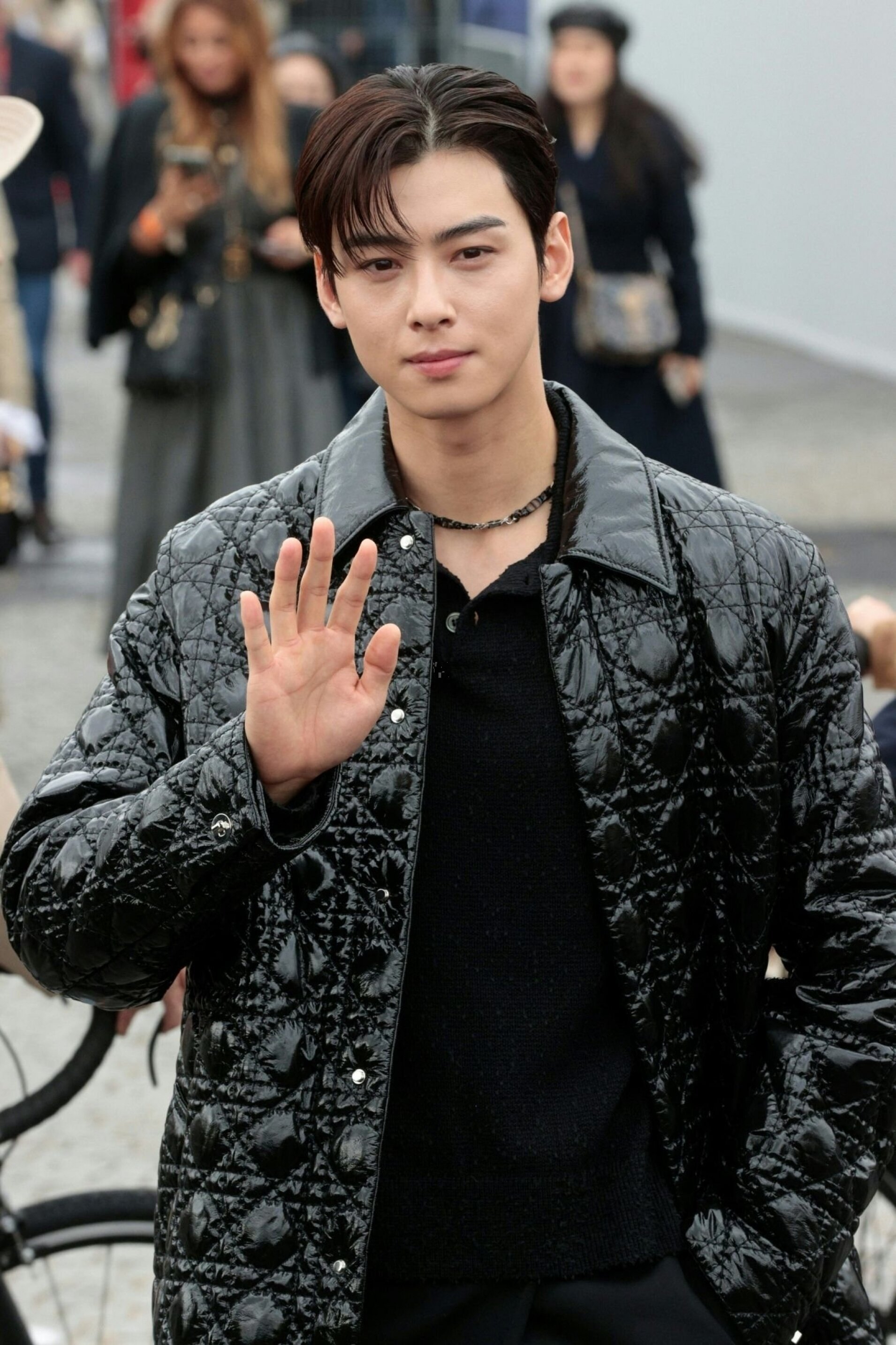 Even if it's Cha Eun Woo, Netizens raise eyebrows at the outfit Cha Eun  Woo wore at the recent 'Dior' fashion show