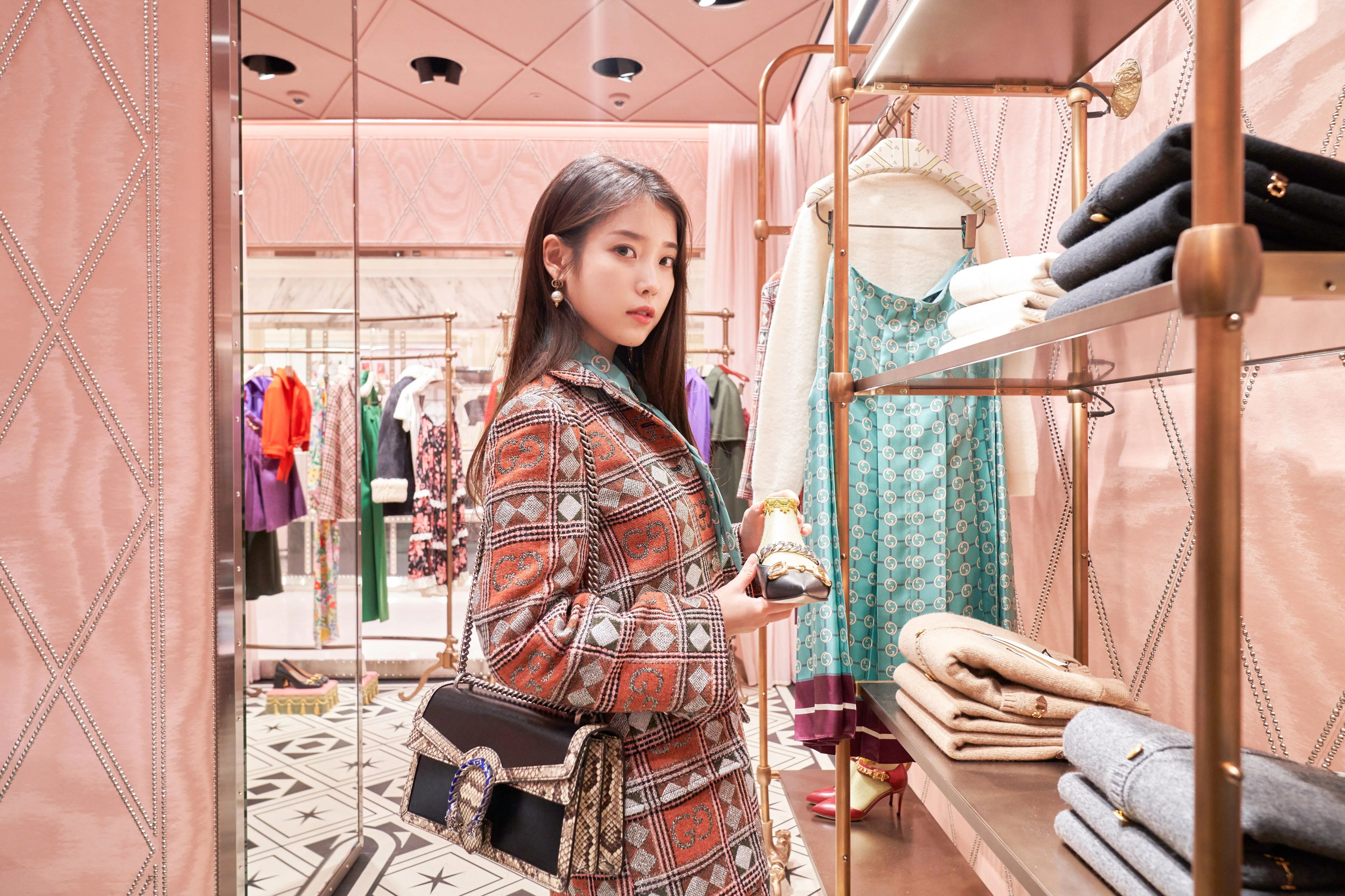 Oppa is Life - IU flexing her handbag from GUCCI 👜 | Facebook