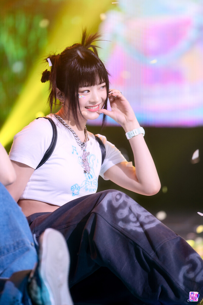 230129 NewJeans Hanni 'OMG' at Inkigayo documents 10