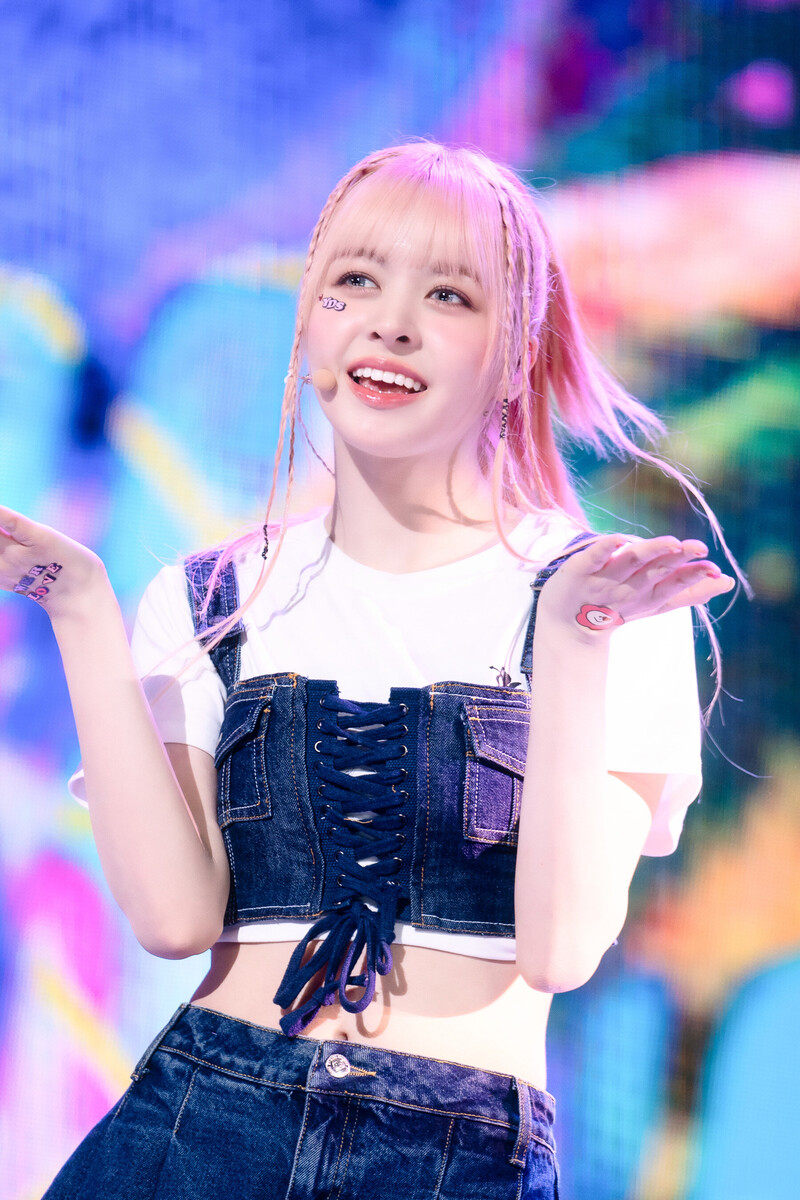 230326 NMIXX Lily - 'Young, Dumb, Stupid' at Inkigayo documents 1