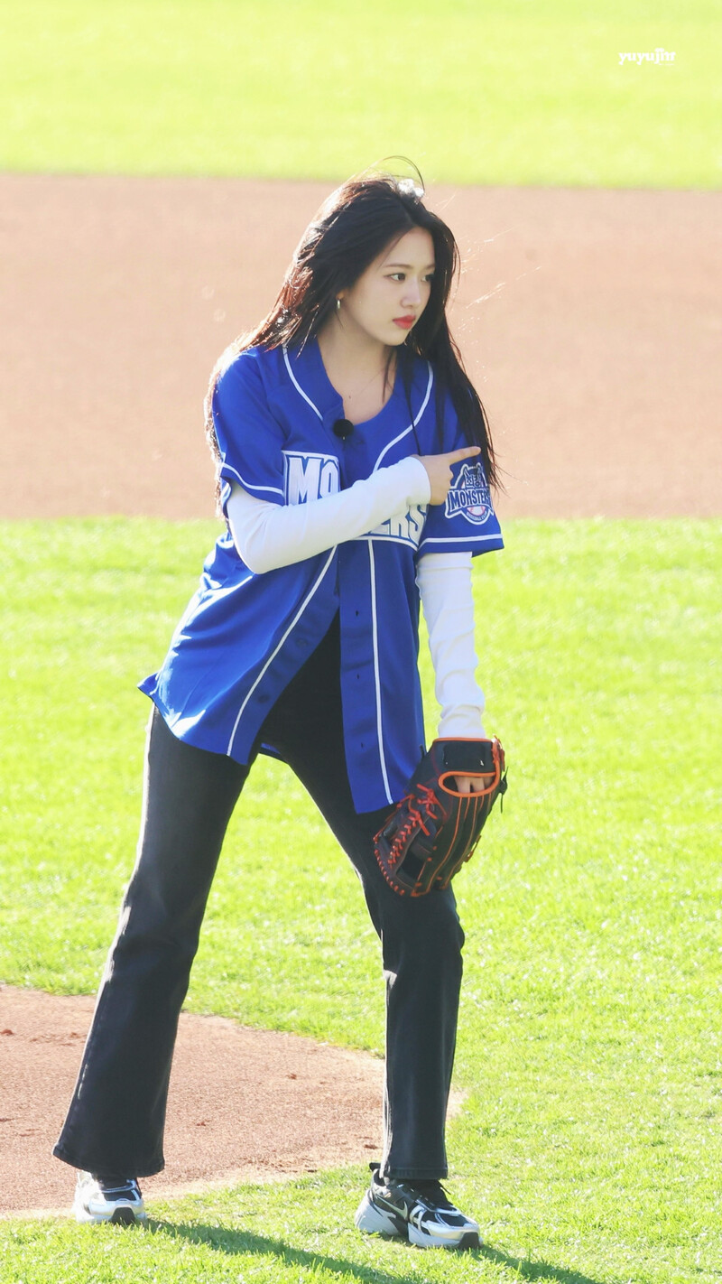 241117 IVE Yujin - First Pitch at Jamsil Baseball Stadium documents 7