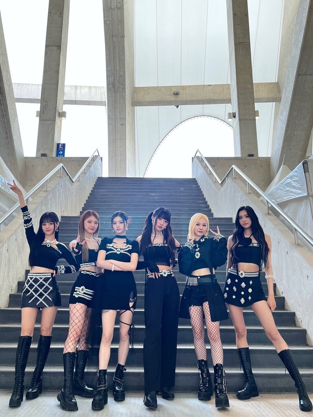 230527 EVERGLOW Twitter Update | kpopping