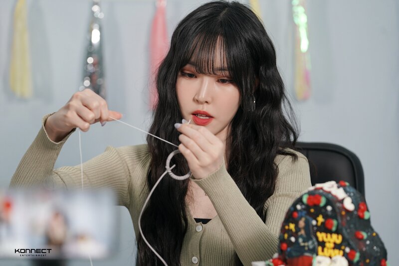 220511 Konnect Entertainment - Yuju at 100th Day Celebration Behind the Scenes documents 3