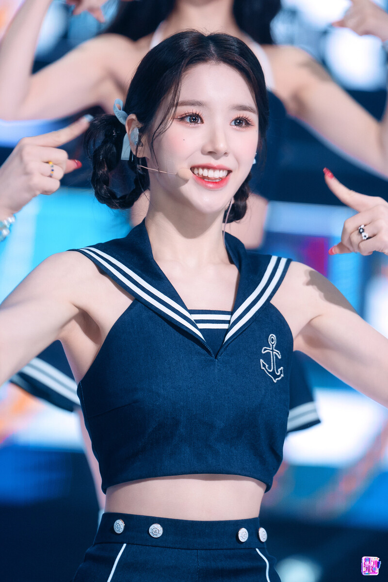 220703 LOONA HeeJin - 'Flip That' at Inkigayo documents 1