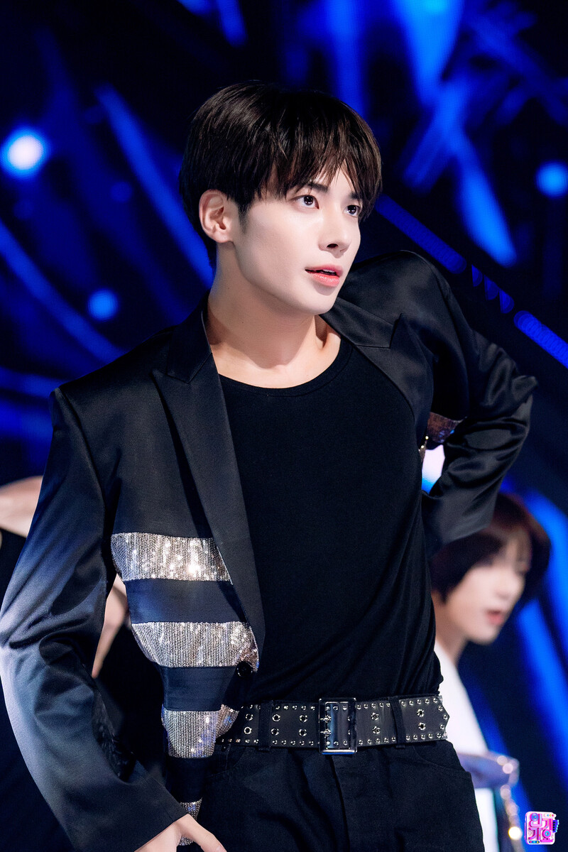 231015 TXT Taehyun - 'Back for More' and 'Chasing That Feeling' at Inkigayo documents 1