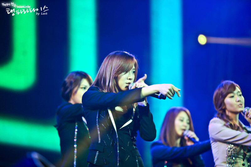 121021 Girls' Generation Taeyeon at GS& Concert documents 30