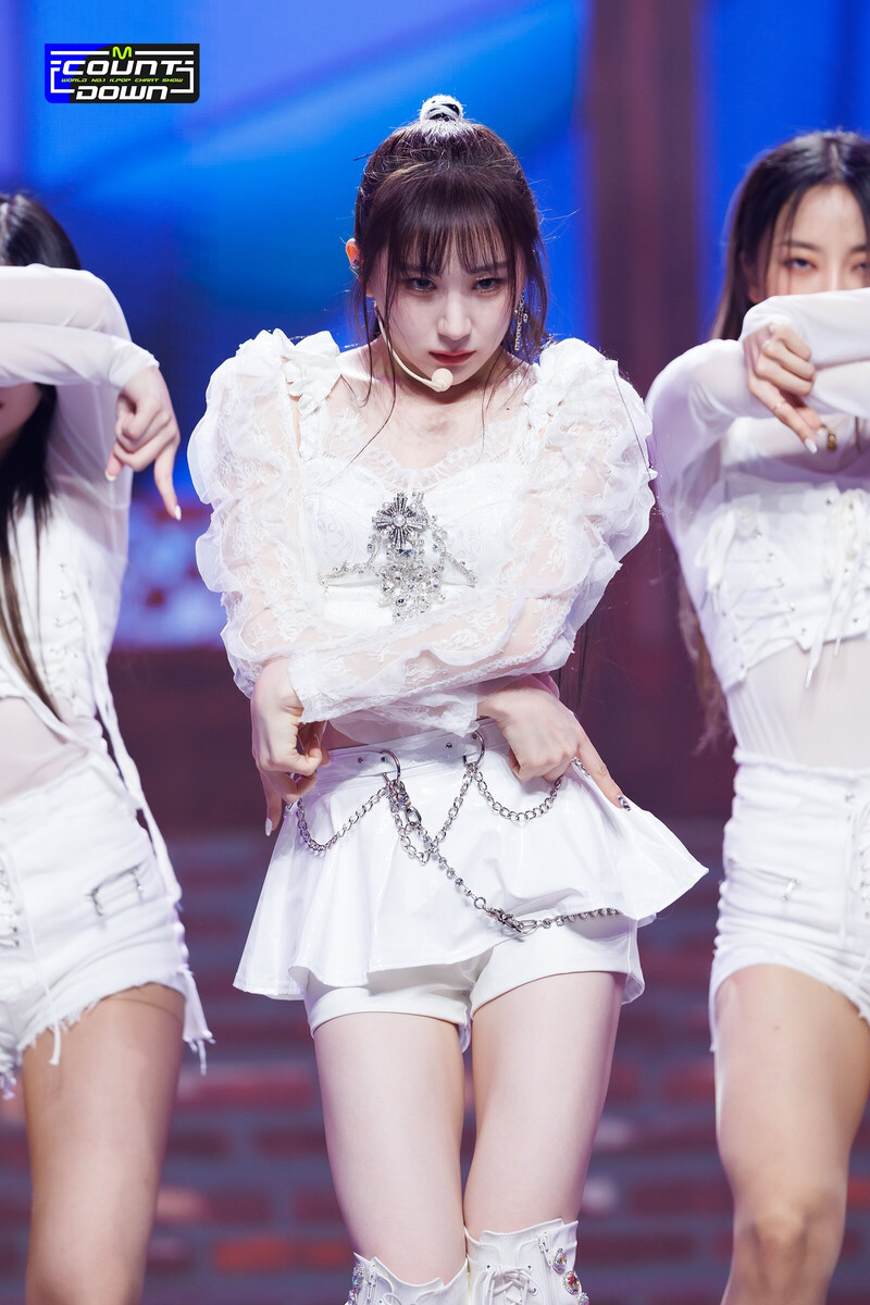 221013 Lee Chaeyeon 'HUSH RUSH' at M Countdown | kpopping