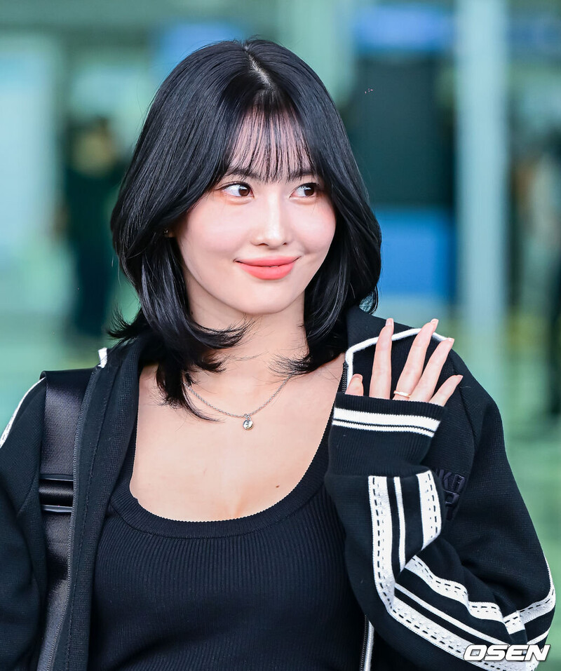 230918 TWICE Momo at Incheon International Airport documents 2