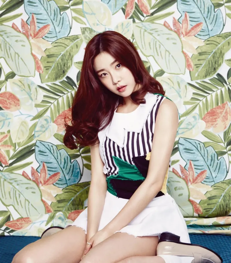 Girl's_Day_Sojin_Sure_Magazine_April_2015_6.jpg