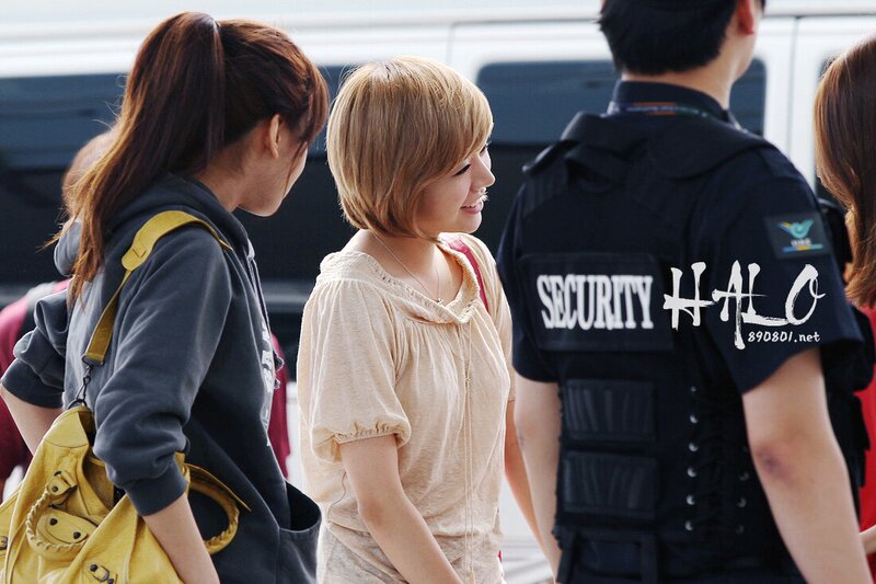 120609 Girls' Generation Sunny at Incheon Airport documents 1