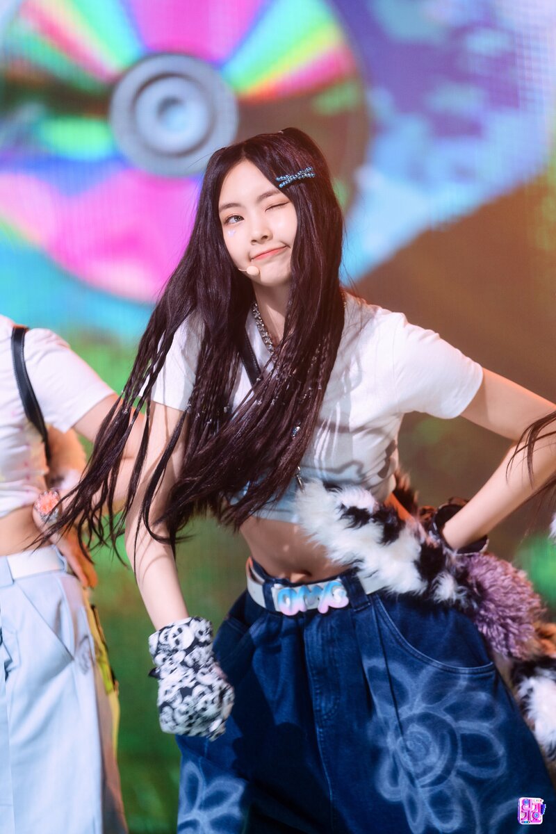 230129 NewJeans Hyein 'OMG' at Inkigayo documents 17