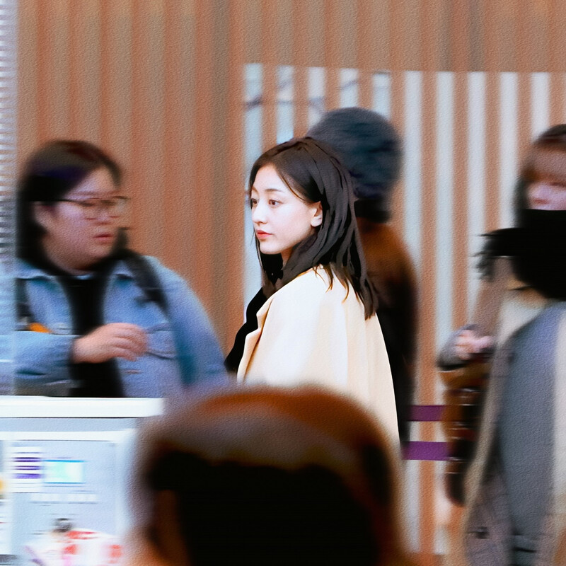 231215 TWICE Jihyo at Incheon International Airport documents 2