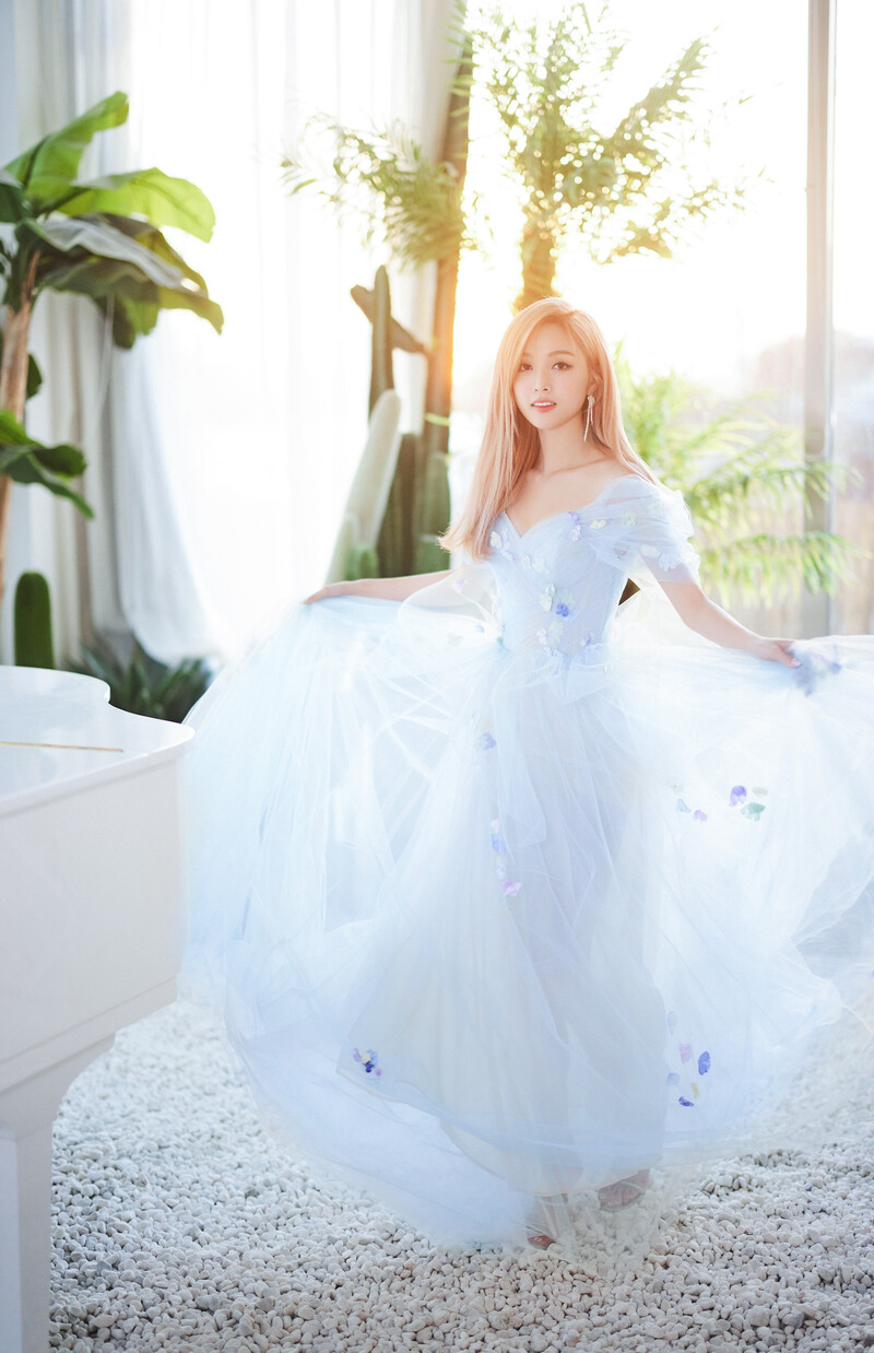 Xuan Yi - "GIFT - North Carolina Blues' Concept Photo documents 2