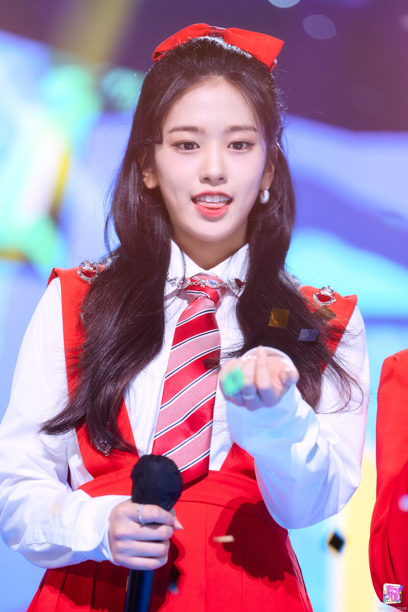 220501 IVE Yujin - 'LOVE DIVE' at Inkigayo documents 1