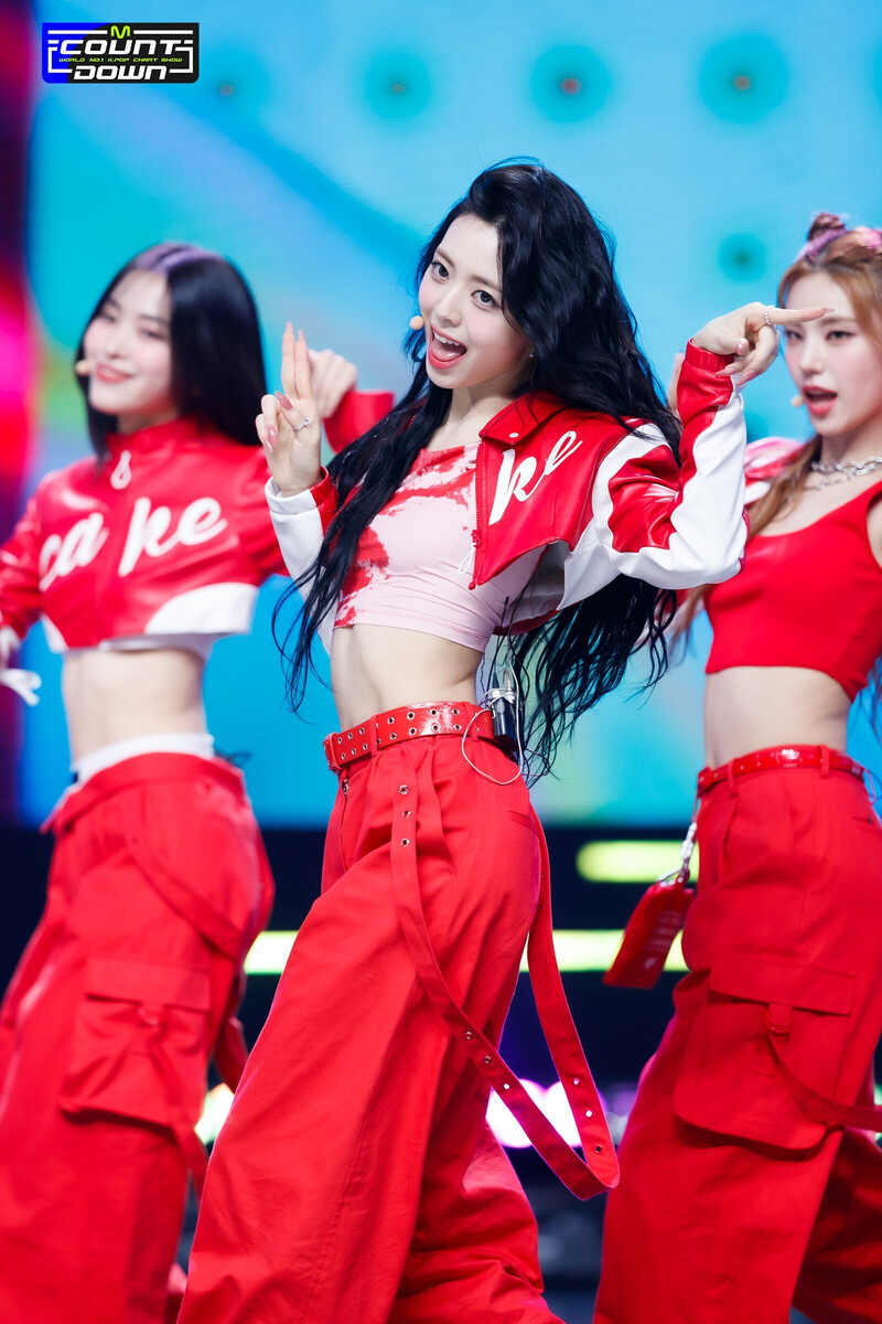 230810 ITZY Yuna - 'CAKE' at M COUNTDOWN documents 15