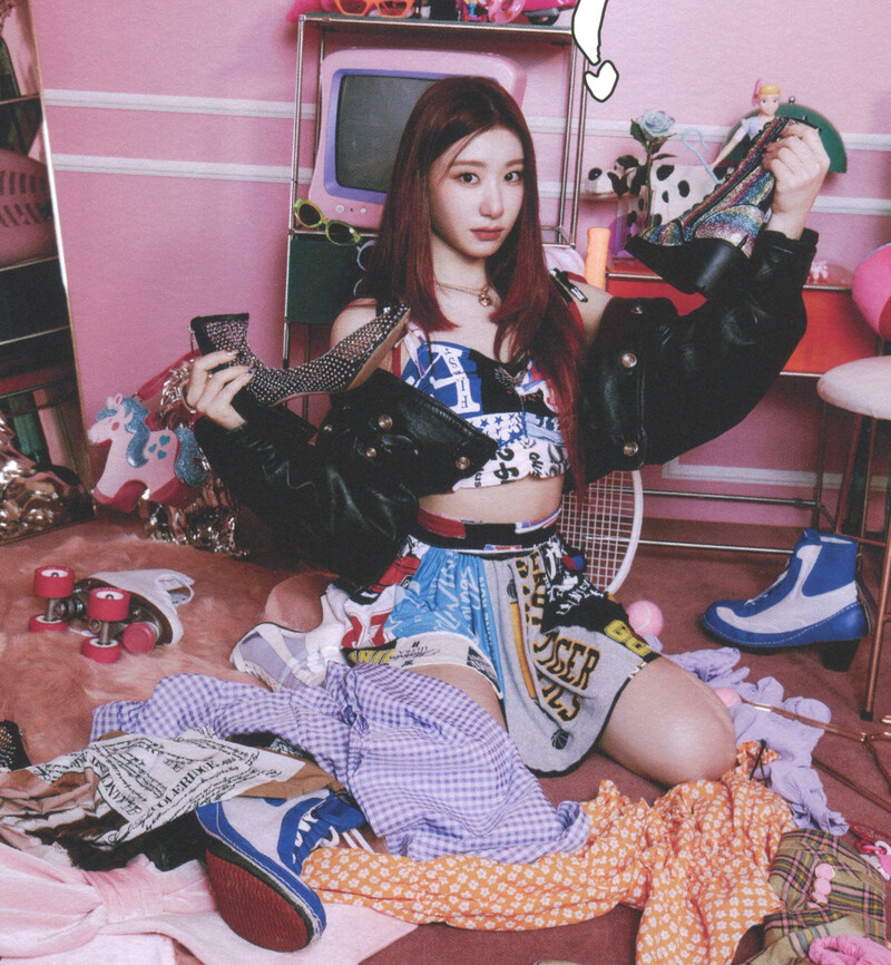 ITZY 'Crazy In Love' Album Scans documents 1