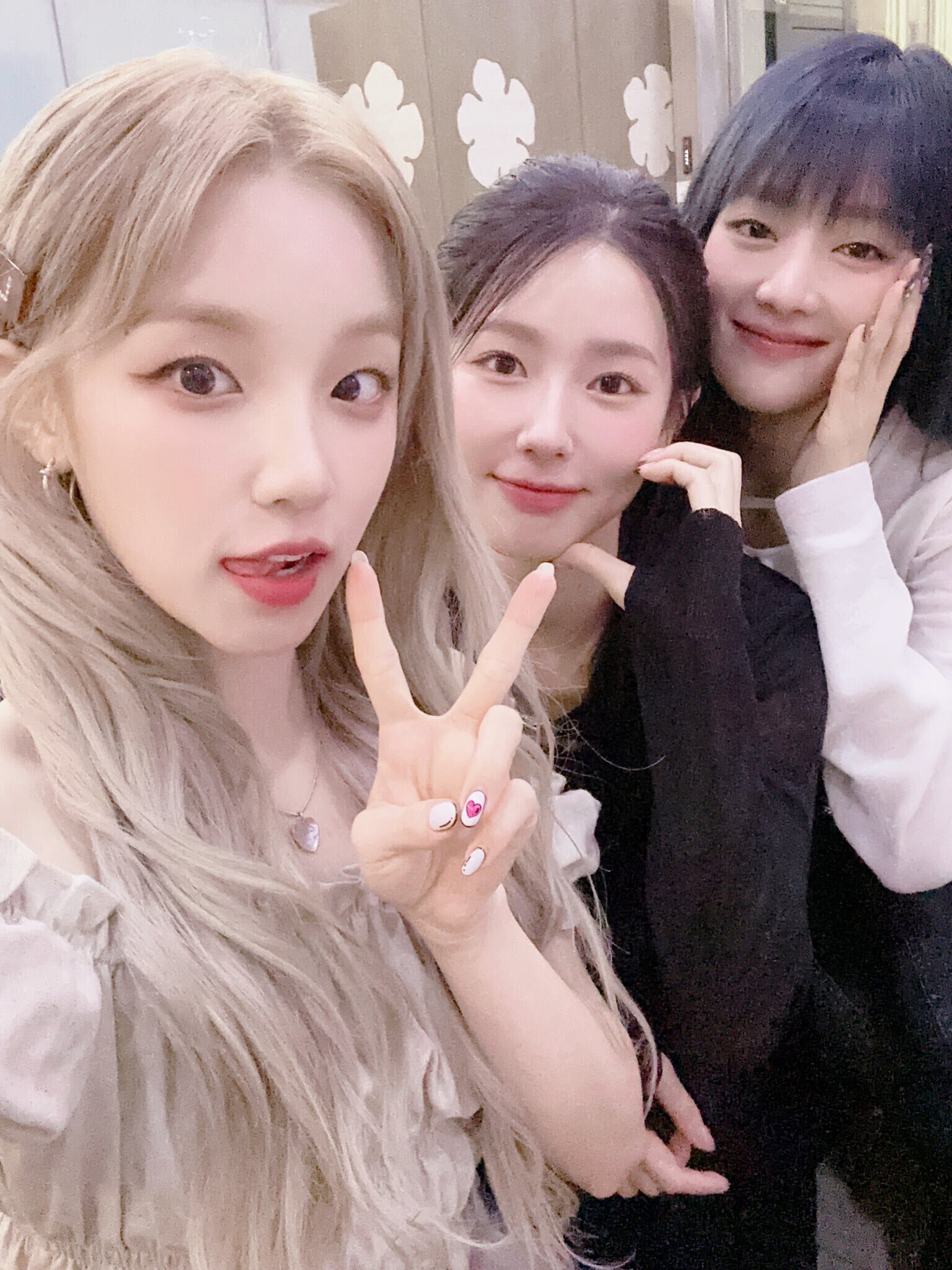 230522 (G)I-DLE Twitter Update | kpopping