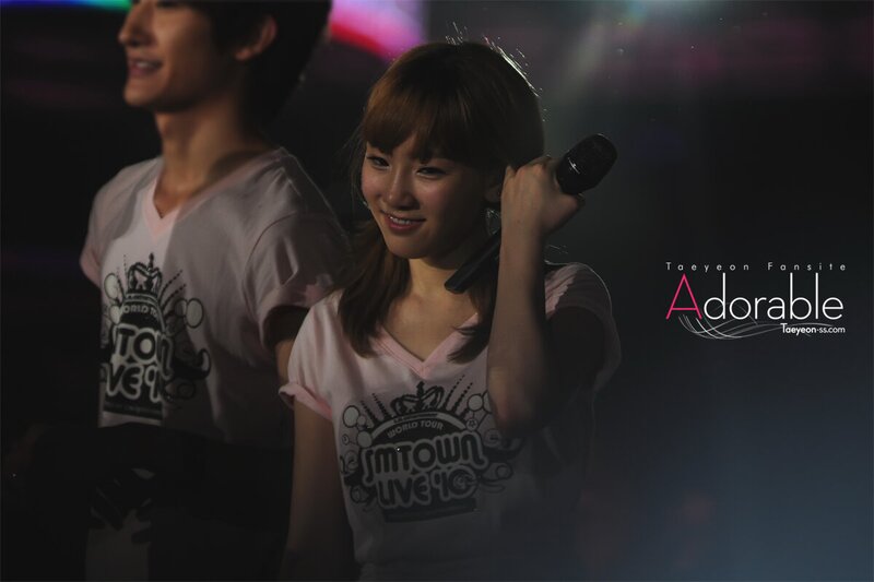 100821 Girls' Generation Taeyeon at SMTOWN Live in Seoul documents 22