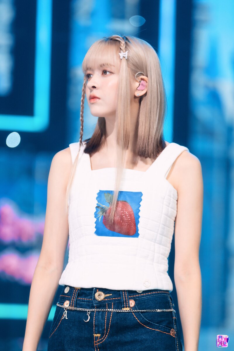 220925 NMIXX Lily - 'COOL (Your rainbow)' at Inkigayo documents 4