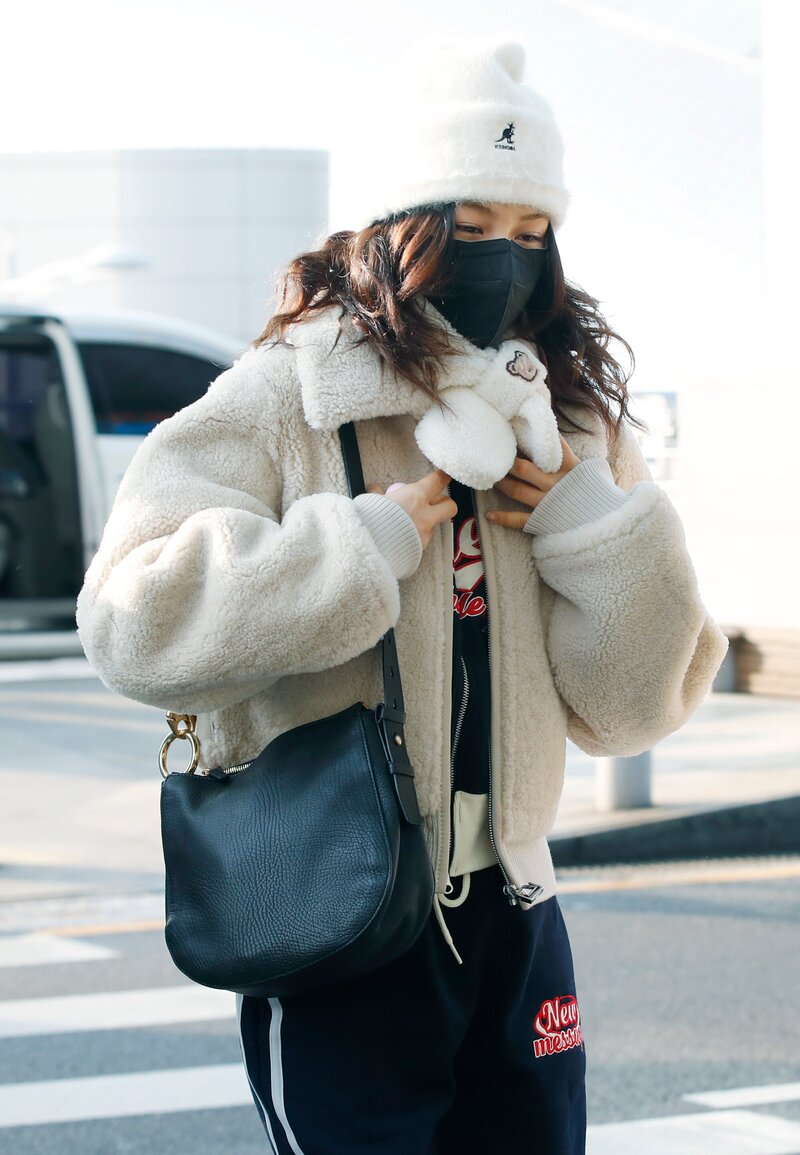231228 NewJeans Danielle at Incheon International Airport documents 5