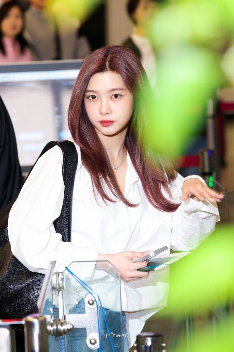 240501 Kep1er Dayeon at Gimpo International Airport documents 3