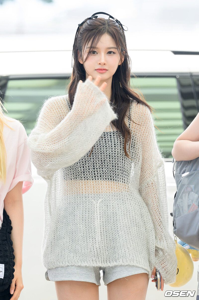 240726 NMIXX Sullyoon at Incheon International Airport documents 4