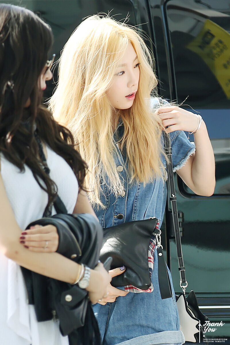 150610 Girls' Generation Taeyeon at Incheon Airport documents 19