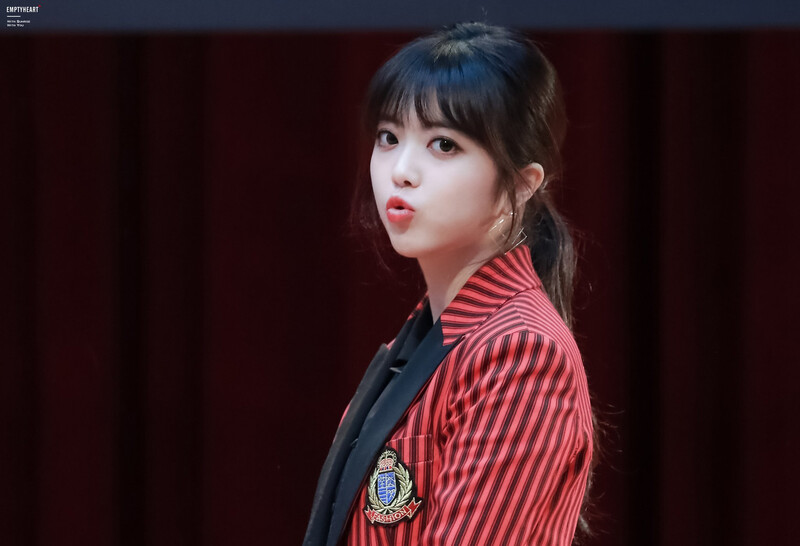 180302 Weki Meki Suyeon at 'Lucky' Fansign documents 2