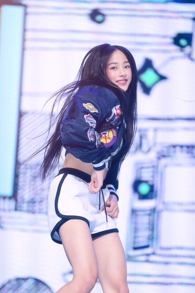 220807 NewJeans Minji 'Attention' at Inkigayo documents 1