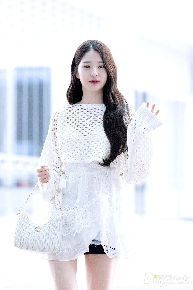 230707 IVE Wonyoung at Incheon International Airport documents 5