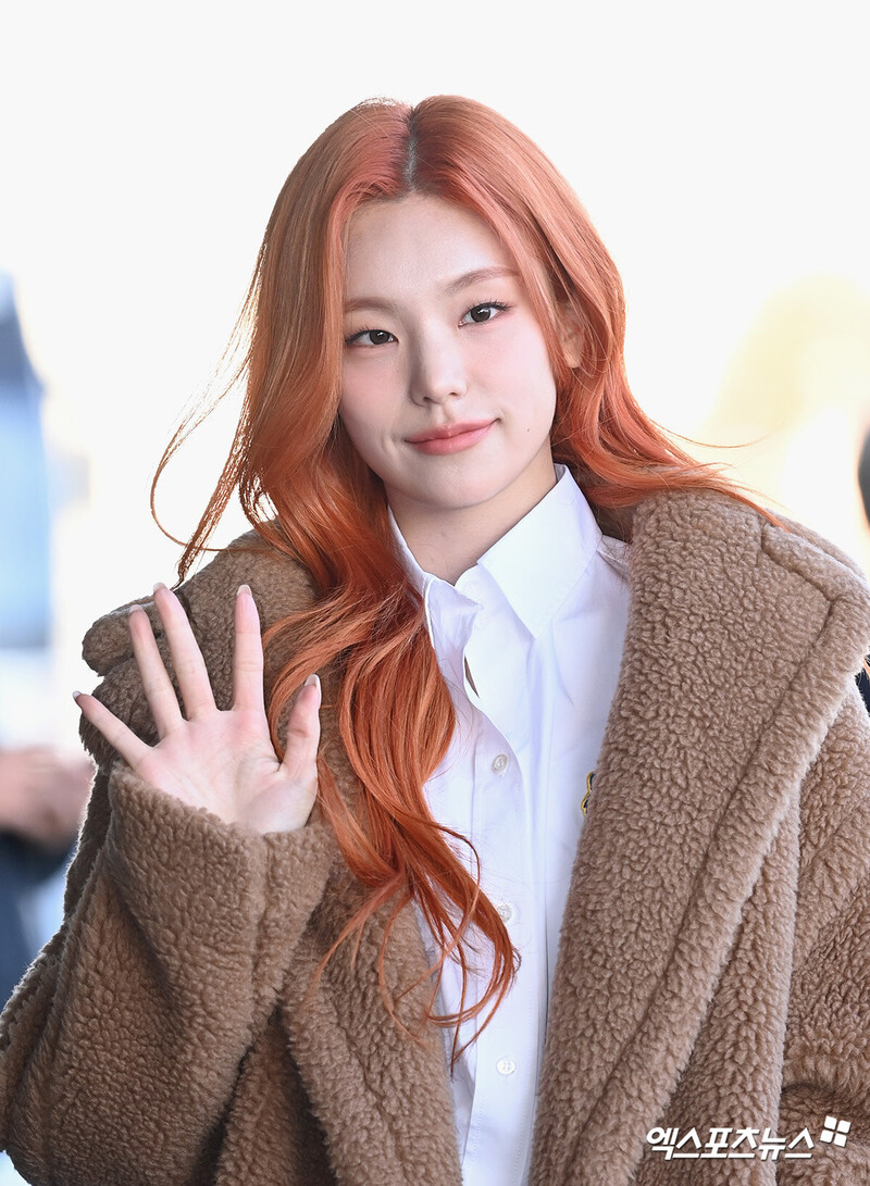 231201 ITZY Yeji at Gimpo International Airport documents 12