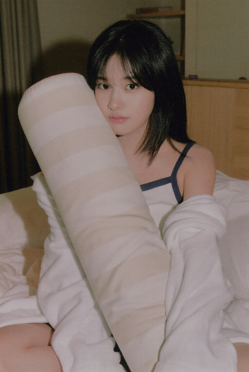 IVE - 1st Photobook 'A Dreamy Day' [SCANS] documents 4