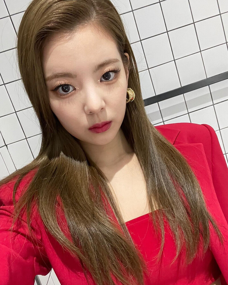 210601 ITZY Instagram Update - Lia documents 4