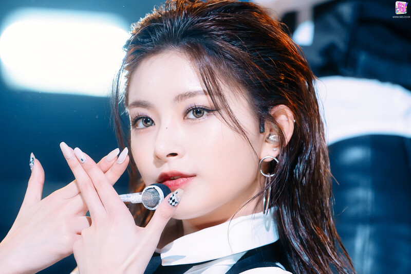 211212 EVERGLOW Yiren - "Pirate" at Inkigayo documents 8