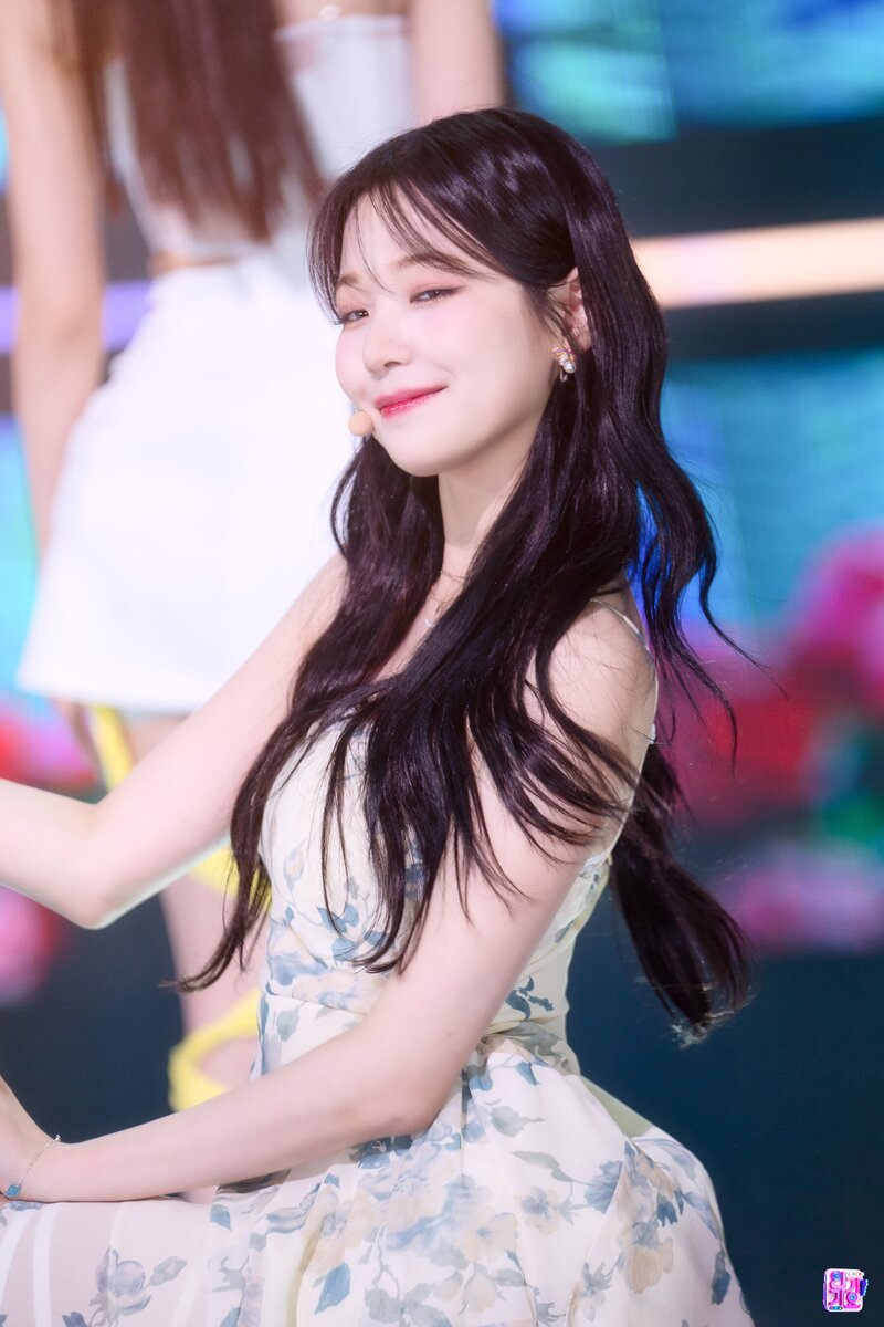220710 fromis_9 Jiheon - 'Stay This Way' at Inkigayo documents 8